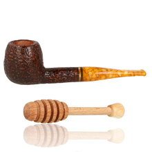 Savinelli Miele 207 Rustic Bent Apple briar pipe with honey-effect acrylic stem and wooden honey dipper accessory.